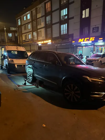 Gece cadde üzerinde SUV aracın arka lastiğine mobil servis