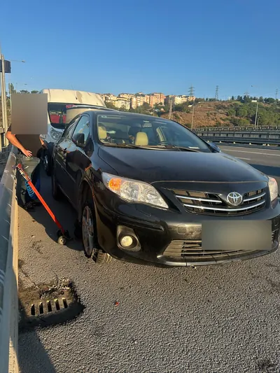 Otoyol bariyeri kenarında sedan aracın ön lastiğine müdahale