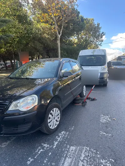 Cadde üzerinde hatchback aracın arka lastiğine yerinde müdahale