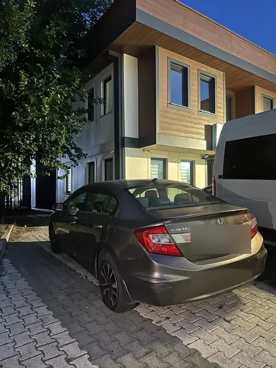 Akşam saatinde otoparkta sedan aracın yanında mobil lastik servis aracı