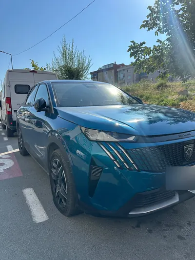 Gündüz otoparkta SUV aracın ön lastiğine müdahale