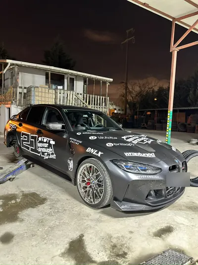 Gece sanayi alanında spor otomobilin lastik servisi