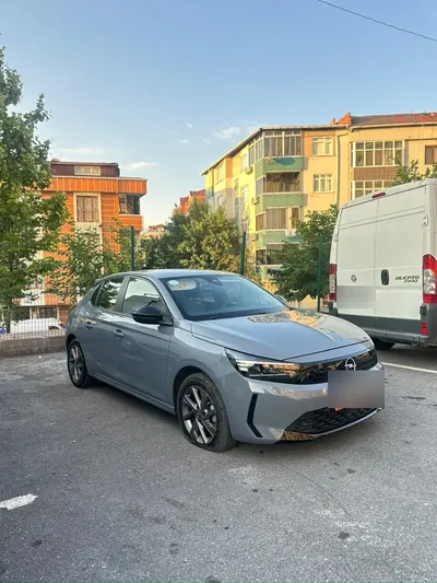 Gündüz otoparkta hatchback aracın ön lastiğine servis