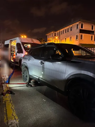 Gece yol kenarında SUV araca mobil lastik servisi