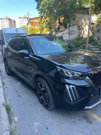 Gündüz patlak ön lastiğe yerinde müdahale