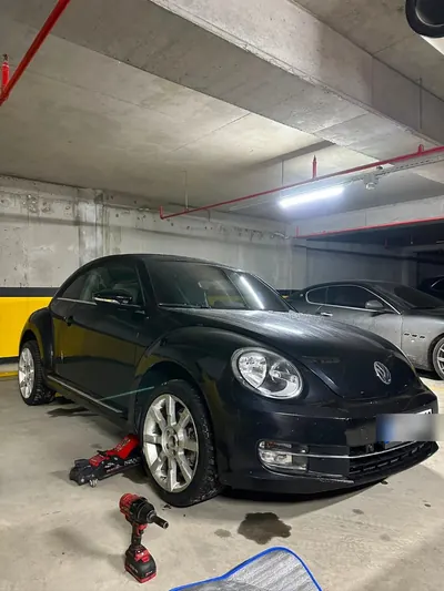 Kapalı otoparkta darbeli somun sökme makinesiyle lastik değişimi