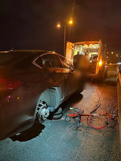 Gece mobil servis aracının yanında lastik tamiri