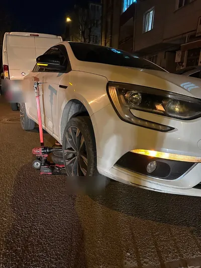 Gece ön lastiği inmiş araca yerinde müdahale