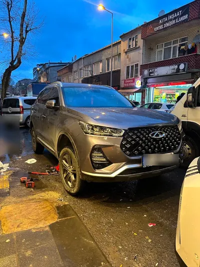 Akşamüstü cadde üzerinde SUV araca lastik servisi
